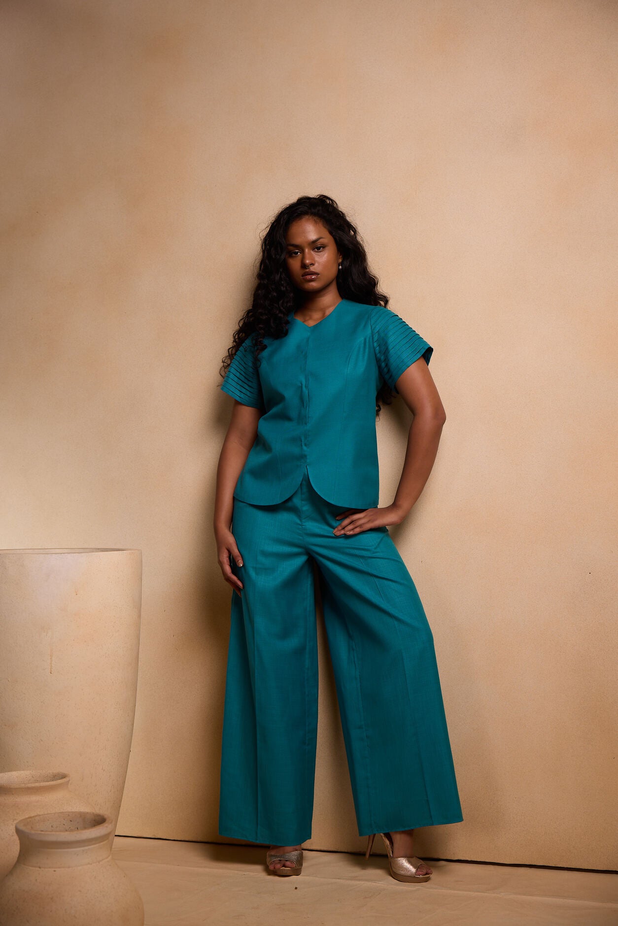 Short pleated sleeve jacket