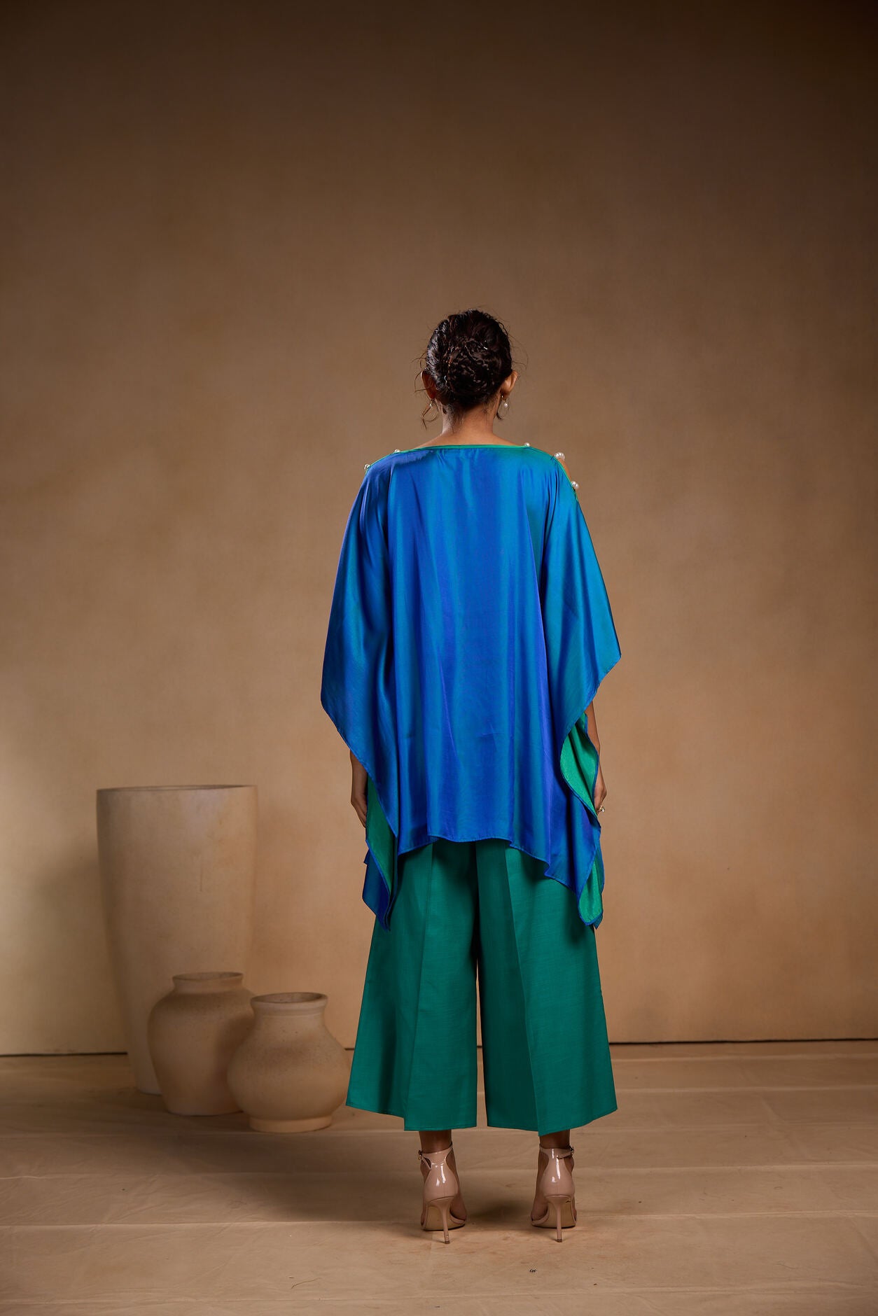 Silk mid-kaftan with big pearl