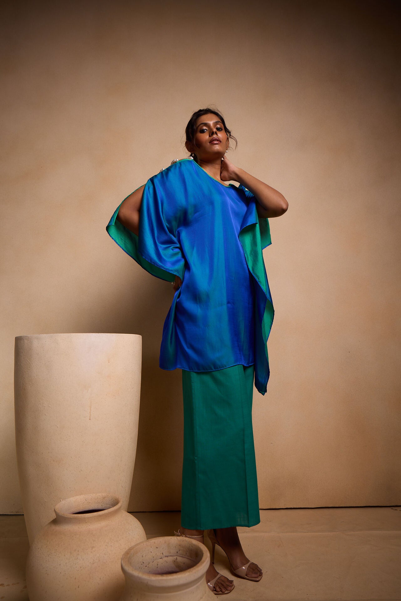 Silk mid-kaftan with big pearl