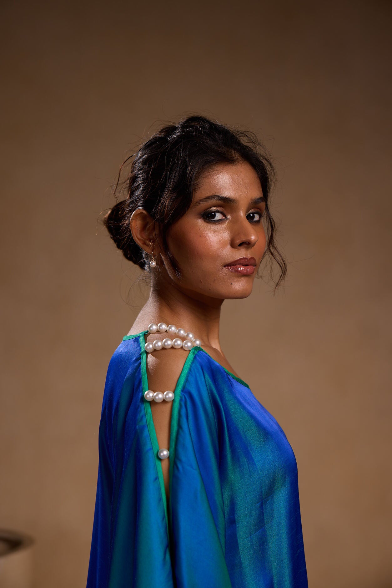 Silk mid-kaftan with big pearl